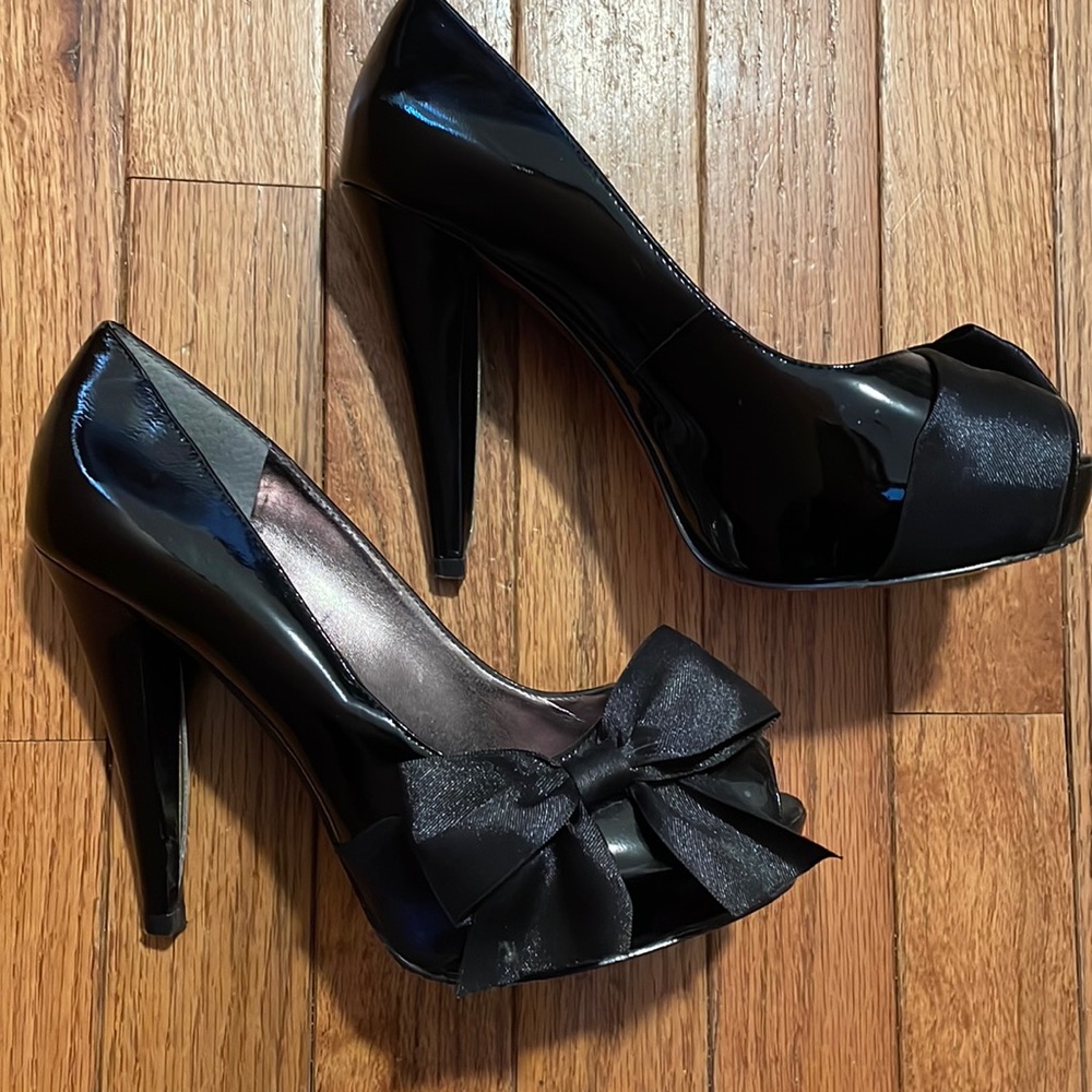 Elegant Black Peep-Toe Heels with Bow
